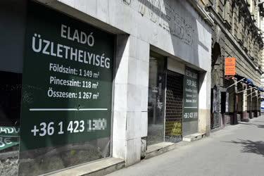 Városkép - Járvány - Bezárt üzletek a fővárosi Rákóczi úton