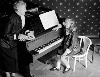 Szórakozás - Zene - Kislány a zongoránál