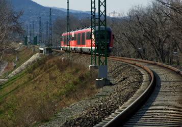 Közlekedés - Budapest - Személyvonat az újjáépített sínpályán
