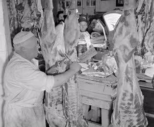 Élelmiszerkereskedelem - Baross téri húsmintabolt