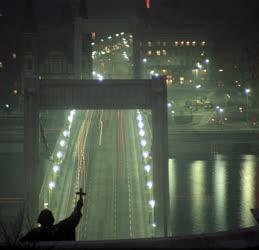 Városkép - Budapest - Erzsébet híd esti kivilágításban