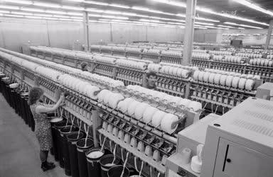 Ipar - Textilipar - Korszerű fonoda a Kispesti Textilgyárban