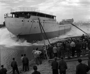 A szerző válogatása - Elkészült az első újtipusú tengerjáró hajó