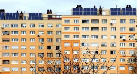 Megújuló energia - Budapest - Napkollektorok egy panelépületen