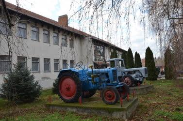 Ipartörténeti emlék - Tokaj - Régi traktorok 