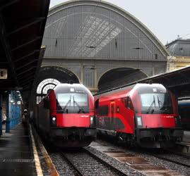 Közlekedés - Budapest - Railjel-szerelvények a Keletiben