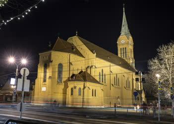 Városkép - Egyház - Budapest - Kispest Templom tér esti kivilágításban