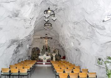 Vallás - Budapest - A sziklatemplom belső tere és főoltára