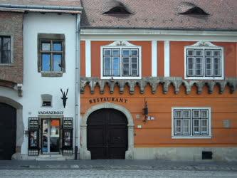 Városkép - Budapest - Műemlék lakóházak a Várban