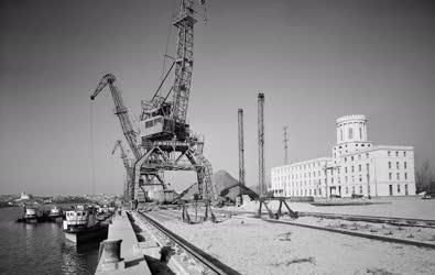 Ipar - Vasércrakodás Sztálinvárosban