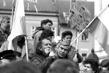 Demonstráció a Vörösmarty téren