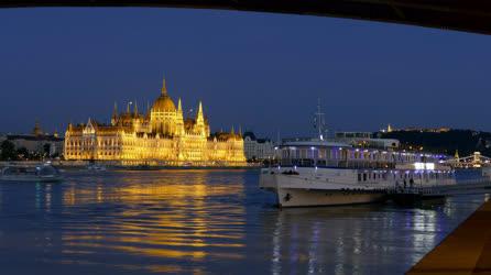 Városkép - Budapest - Dunai panoráma a Parlamenttel 