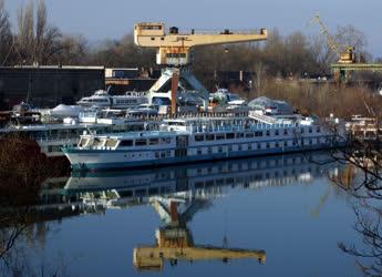 Közlekedés - Budapest - Hajók téli kikötőben