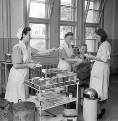 Egészségügy - Önkéntes ápolónők a Ganz Vagongyárban