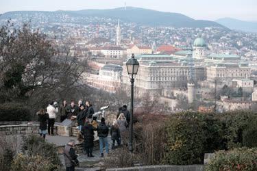 Turizmus - Budapest - Turisták a Gellért-hegyen