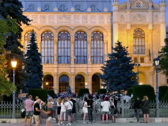 Városkép - Budapest - Nyáresti szabadtéri táncest a Vigadónál