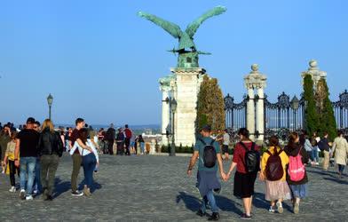 Idegenforgalom - Budapest - Külföldi turisták a Várban