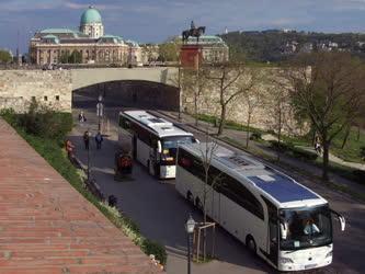 Városkép - Budapest - Turistabuszok a Budai Várban