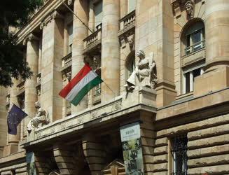 Gazdaság - Pénzintézet - A Magyar Nemzeti Bank épülete 
