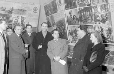 Külkapcsolat - Jugoszláv küldöttség látogatása egy kiállításon