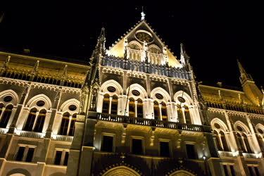 Budapest - Elkészült a Parlament díszkivilágítása
