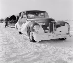 Közlekedés - Időjárás - Hóban elakadt autók