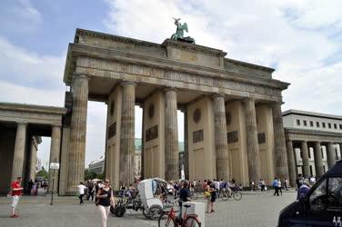 Idegenforgalom - Berlin - Turisták a Brandenburgi kapu előtt