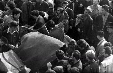 Ötvenhat emléke - Sztálin-szobor darabolása