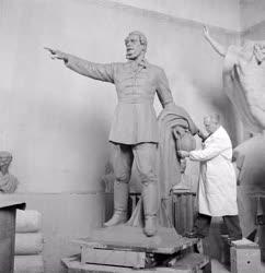 Kultúra - Kisfaludi Strobl Zsigmond Kossuth szobrot mintáz 
