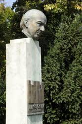 Szobrászat - Hévíz - Illyés Gyula szobor