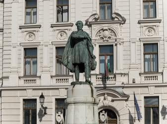 Városkép - Pécs - Kossuth Lajos szobra