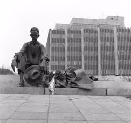 Kultúra - József Attila-szobrot avattak az Országháznál