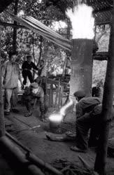 Vietnami háború - Szerszámokat készítenek a bombákból