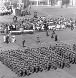 Augusztus 20. - Állami ünnepség - Az első nyilvános tisztavatás a Parlamentnél