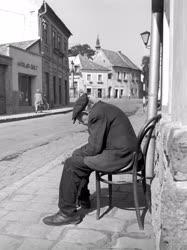 Életkép - Pihenő idős ember Szentendrén