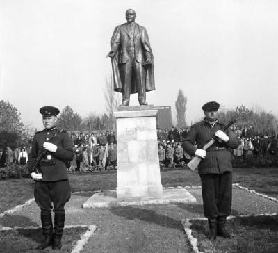 Évforduló - Ünnepség a Lenin-szobornál Cegléden