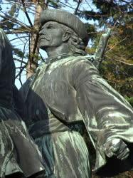Köztéri szobor - Csikós alakja a Kossuth-emlékművön