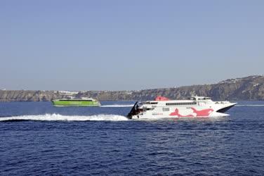 Idegenforgalom - Szantorini - Turistákat szállító hajók 