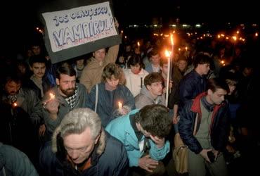 Külkapcsolat - Tüntetés a román követség előtt