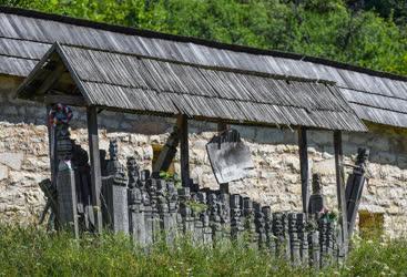 Kegyelet - Magyarvalkó - Halott katonák kopjafái 