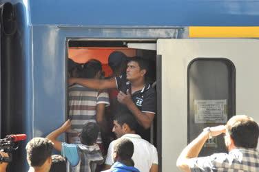 Illegális bevándorlás - Budapest - Migránsok a Keleti pályaudvaron