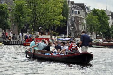 Idegenforgalom - Amszterdam - Csónakon kiránduló turisták 
