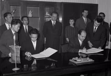 Külpolitika - Aláírták az 1966. évi magyar-koreai árucsereforgalmi és fizetési megállapodást