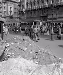 Városok - Budapest - Szemét a Nemzeti Színház előtt