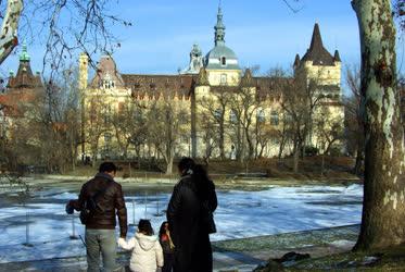 Idegenforgalom - Budapest - Külföldi turisták a Városligetben