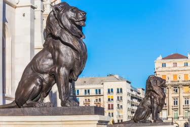 Műalkotás - Budapest - Az Országház oroszlán szobrai