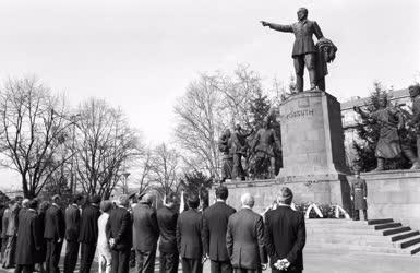 Koszorúzás - Koszorúzási ünnepség a Kossuth téren