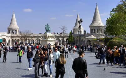 Idegenforgalom - Budapest - Turisták a Budai Várban