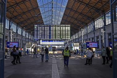 Közlekedés - Budapest - A Nyugati pályaudvar megújult csarnoka