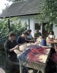 Kézműipar - Kalap készül rafiából